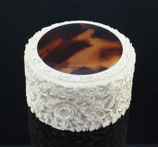 A Chinese export ivory and tortoiseshell cylindrical box and cover, early 20th century, diam. 8.5cm